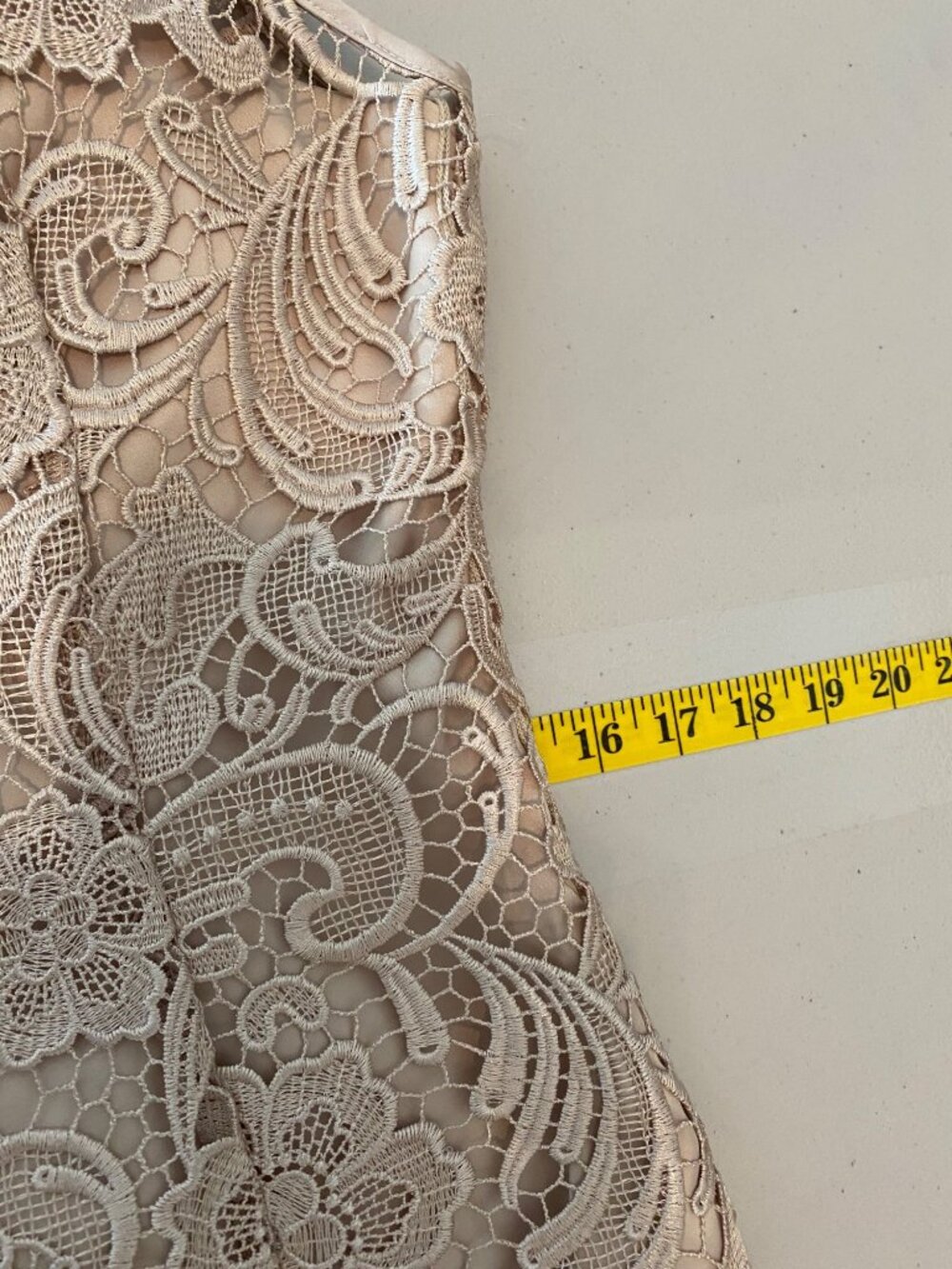 Adrianna Papell Gold Lace Sleeveless Sheath Dress Beaded Neck Size 6 - Picture 9 of 10